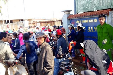 Nghi công ty vỡ nợ, hàng trăm người bao vây siết nợ