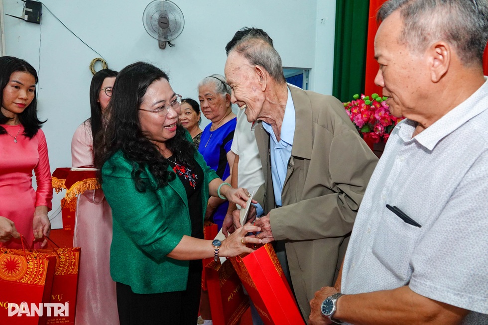 Thứ trưởng Bộ Nội vụ thăm và tặng quà người có công tại Cần Thơ - 9 Thứ trưởng Bộ Nội vụ thăm và tặng quà người có công tại Cần Thơ - 9
