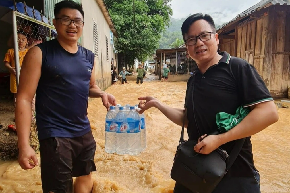 Vợ đưa 3 con đi viện, chồng ở lại tâm lũ giúp dân - 3 Vợ đưa 3 con đi viện, chồng ở lại tâm lũ giúp dân - 3