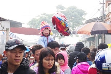 Chen chân đi chợ phiên thuần quê lớn nhất trong năm