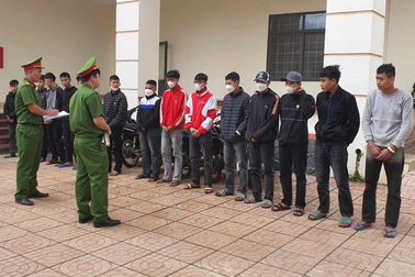 Tóm gọn 30 thanh thiếu niên xách hung khí đi trả thù