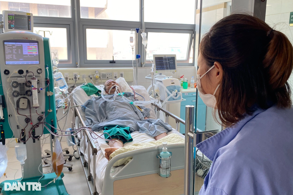 Người phụ nữ ngã khụyu: Anh ơi xin đừng bỏ mẹ con em! - 2 Người phụ nữ ngã khụyu: Anh ơi xin đừng bỏ mẹ con em! - 2