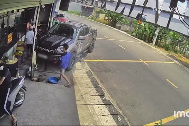 Thanh niên đi xe máy bất ngờ lao ra giữa đường, ô tô phanh không kịp