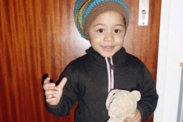 Bé 2 tuổi thoát chết khi rơi từ ban công tầng 4