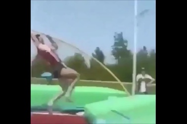 Sự cố hài hước khi thi đấu nhảy sào khiến người xem phải bật cười