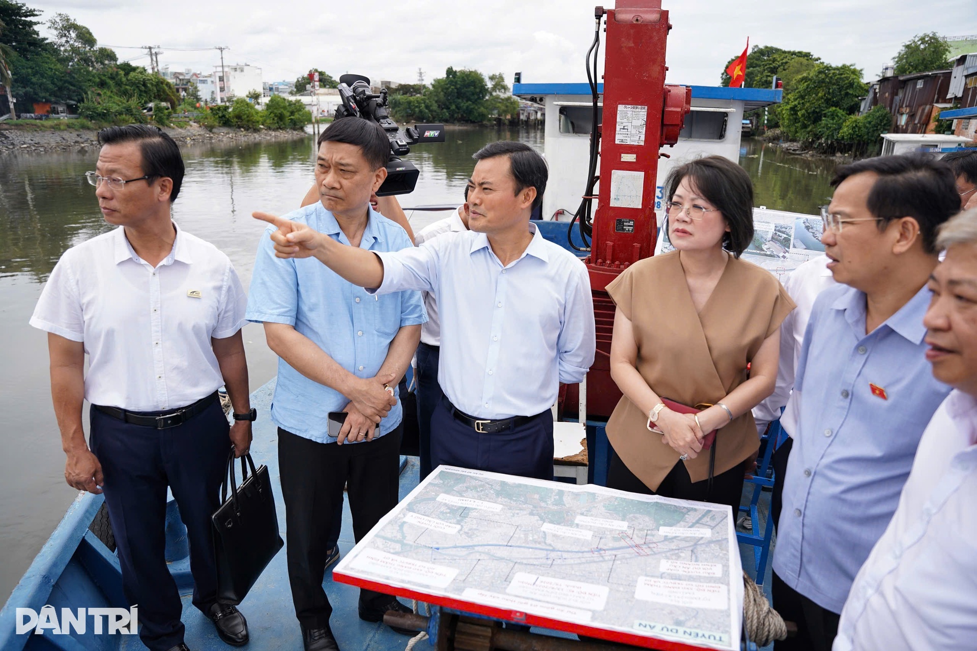 Phó chủ tịch Quốc hội dầm mưa kiểm tra dự án hạ tầng TPHCM - 8 Phó chủ tịch Quốc hội dầm mưa kiểm tra dự án hạ tầng TPHCM - 8