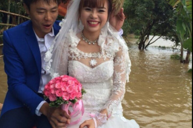 Chú rể chèo thuyền vượt lũ rước cô dâu