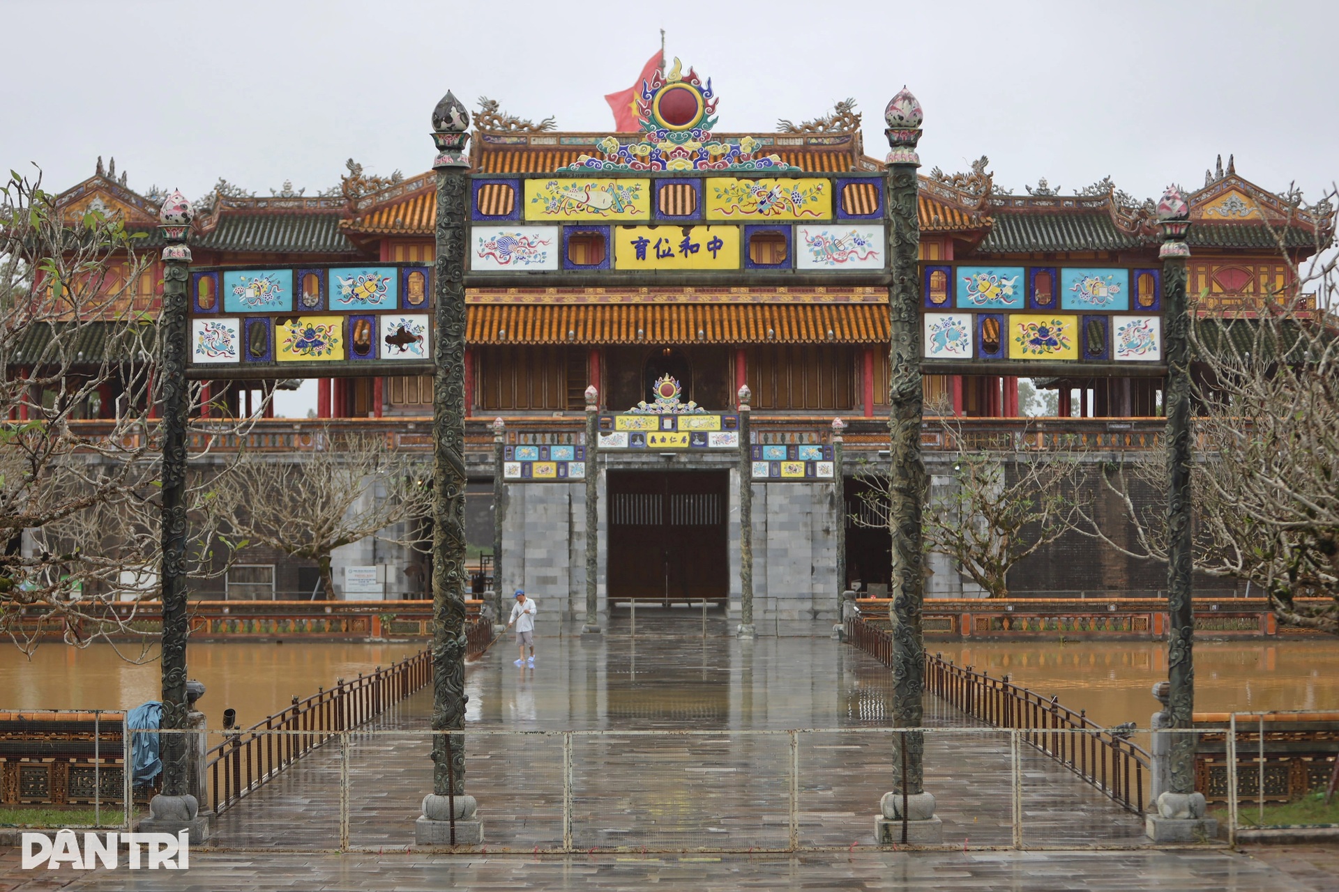 Cận cảnh đoạn tường đổ sập, cột gỗ ẩm mốc bên trong Hoàng thành Huế - 13 Cận cảnh đoạn tường đổ sập, cột gỗ ẩm mốc bên trong Hoàng thành Huế - 13