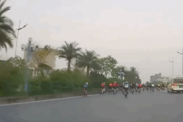 Nhóm người đi xe đạp tràn vào đường Võ Nguyên Giáp, tranh làn với ô tô