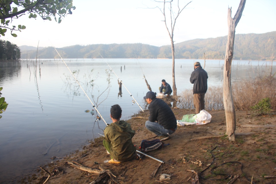 Gia Lai: Theo chân thợ câu săn “thủy quái” trên lòng hồ Ia Mlá - 5 Gia Lai: Theo chân thợ câu săn “thủy quái” trên lòng hồ Ia Mlá - 5