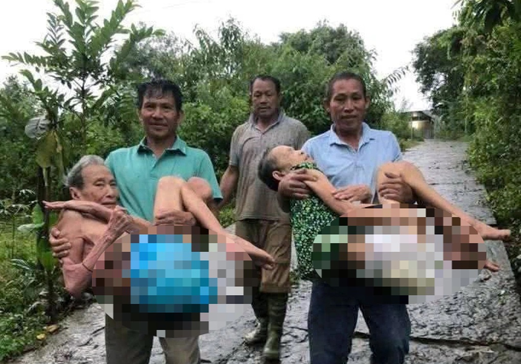 Tin đồn vỡ đập thủy điện: Bế mẹ già lên núi, chạy tìm con trai mù lòa - 1 Tin đồn vỡ đập thủy điện: Bế mẹ già lên núi, chạy tìm con trai mù lòa - 1