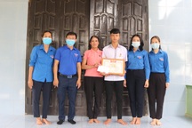 Trao Huy hiệu Tuổi trẻ dũng cảm cho nam sinh cứu 2 em nhỏ đuối nước