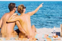 Cặp đôi có sở thích khỏa thân cùng nhau đi khắp thế giới