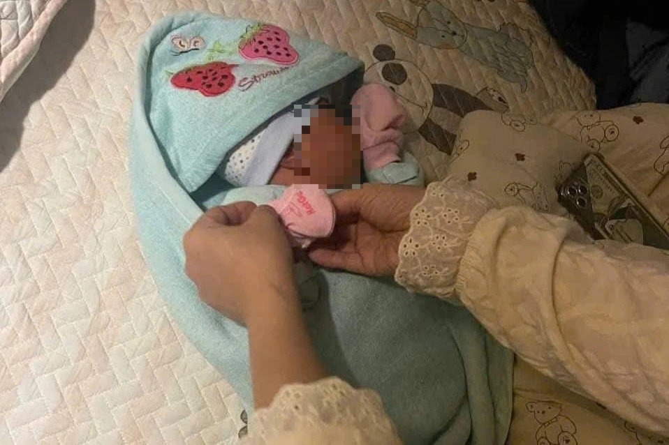 ເດັກນ້ອຍເກີດໃຫມ່ຖືກປະຖິ້ມໃນຄືນເຢັນ - 1 Bé trai sơ sinh bị bỏ rơi trong đêm lạnh - 1