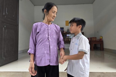 Bạn đọc Dân trí thắp sáng hy vọng của cậu bé mồ côi và bà ngoại bệnh nặng