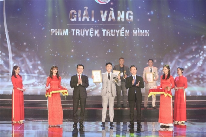 Ban tổ chức trao Giải Vàng cho các tác phẩm Phim truyện truyền hình.