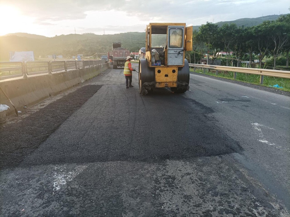 Vụ quốc lộ hỏng nặng gây nhiều tai nạn: Khẩn cấp xóa sổ ổ gà - 4 Vụ quốc lộ hỏng nặng gây nhiều tai nạn: Khẩn cấp xóa sổ ổ gà - 4