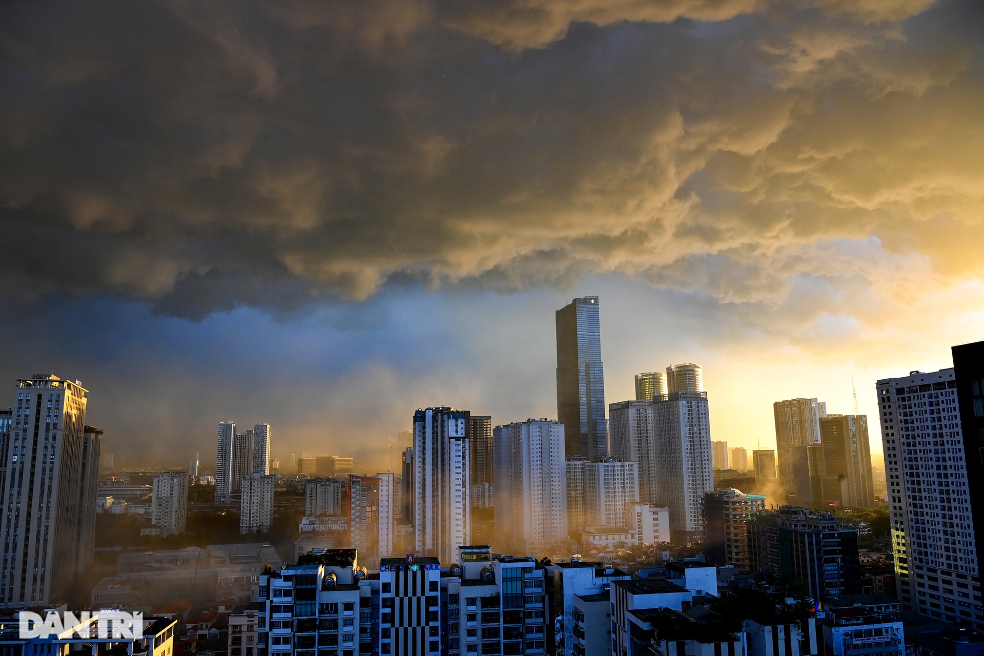 Hình ảnh cơn giông lớn chưa từng thấy bao trùm Hà Nội chiều 26/6 - 7 Hình ảnh cơn giông lớn chưa từng thấy bao trùm Hà Nội chiều 26/6 - 7