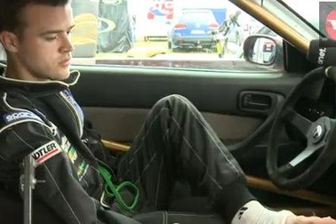 Mất cả hai tay vẫn drift siêu