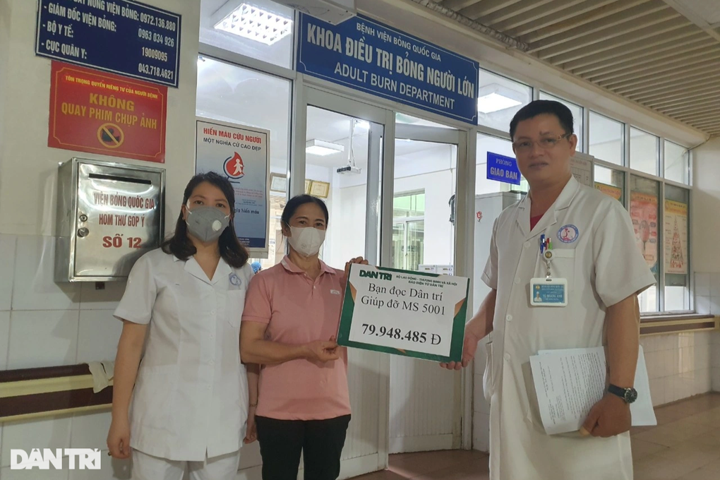Người đàn ông mất đôi tay vì bỏng điện được giúp đỡ hơn 110 triệu đồng - 1 Người đàn ông mất đôi tay vì bỏng điện được giúp đỡ hơn 110 triệu đồng - 1