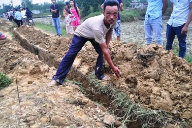 Dân ngăn cản thi công ống dẫn nước vì đụng nhiều mồ mả
