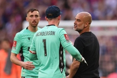 HLV Pep Guardiola chỉ trích Crystal Palace câu giờ ở chung kết FA Cup