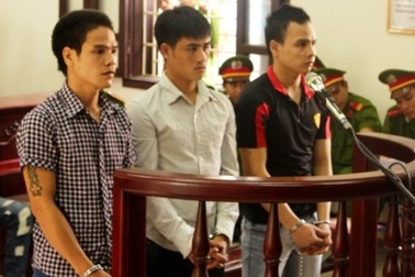 Nữ sinh lớp 9 bị nhóm trai làng hãm hiếp