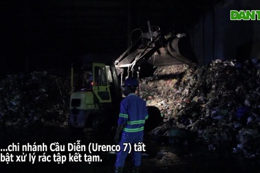 Công nhân xuyên đêm tập kết lượng rác "khủng"