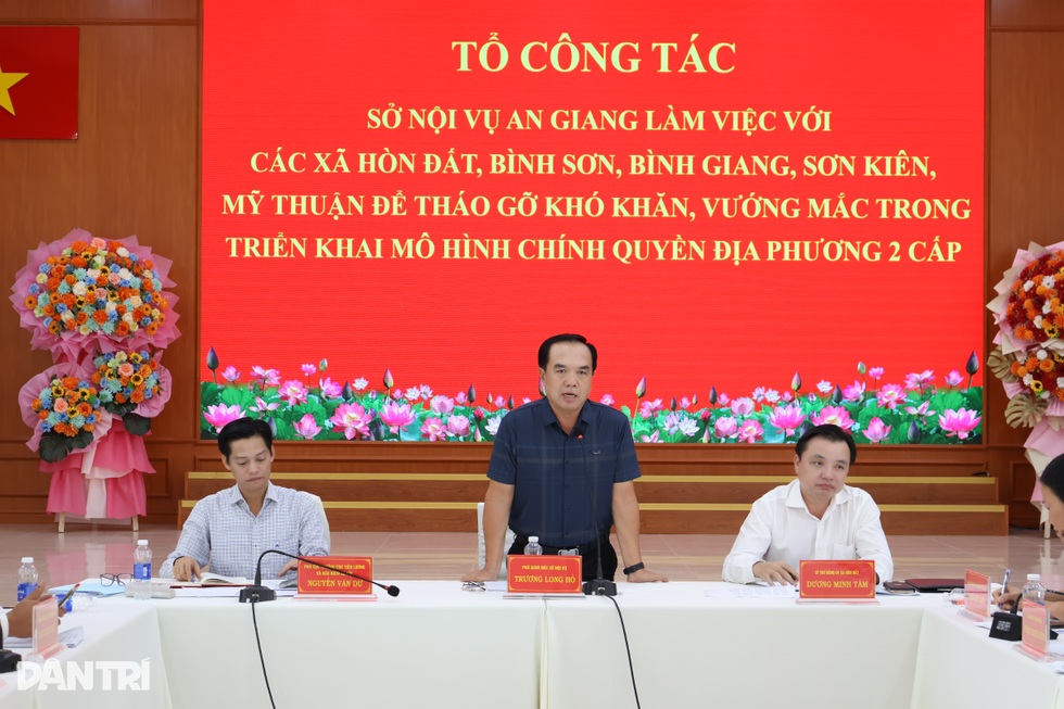 Người Nội vụ đi biên giới, cùng ở, cùng làm hỗ trợ bộ máy chính quyền mới - 2 Người Nội vụ đi biên giới, cùng ở, cùng làm hỗ trợ bộ máy chính quyền mới - 2