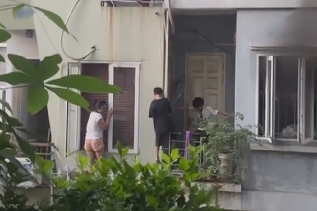 5 người leo ban công thoát vụ cháy giữa trung tâm Hà Nội - 2 5 người leo ban công thoát vụ cháy giữa trung tâm Hà Nội - 2