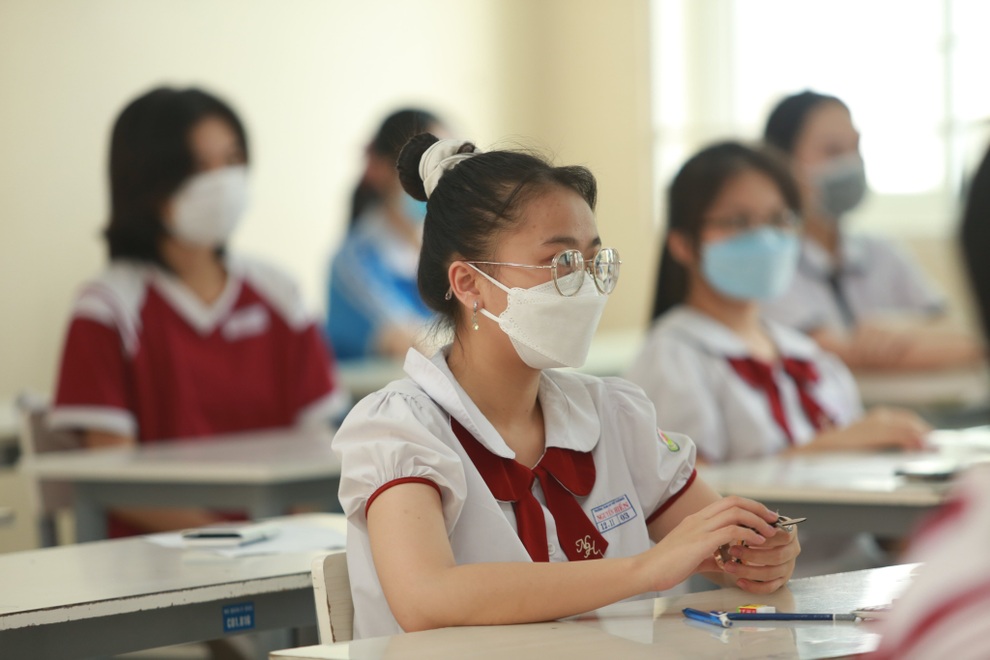 TPHCM: Thí sinh mang điện thoại vào phòng thi, chuông báo thức reo - 1 TPHCM: Thí sinh mang điện thoại vào phòng thi, chuông báo thức reo - 1