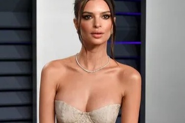 Emily Ratajkowski khoe ngực khủng dự tiệc Oscar