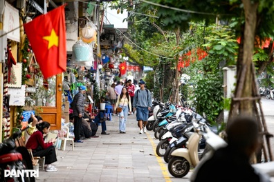 Vỉa hè: Phần nào để đi bộ, phần nào cho thuê?