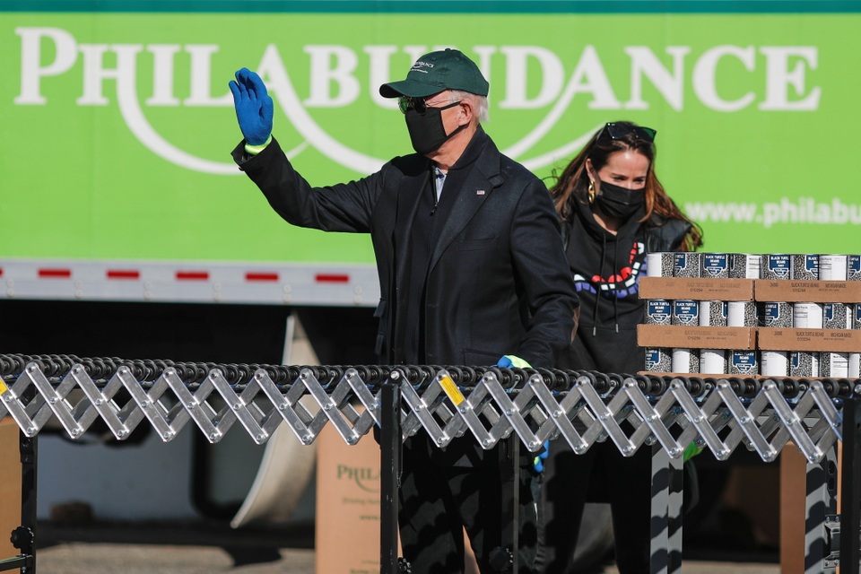 Ông Biden đích thân đóng hộp thực phẩm từ thiện trước ngày nhậm chức - 5 Ông Biden đích thân đóng hộp thực phẩm từ thiện trước ngày nhậm chức - 5