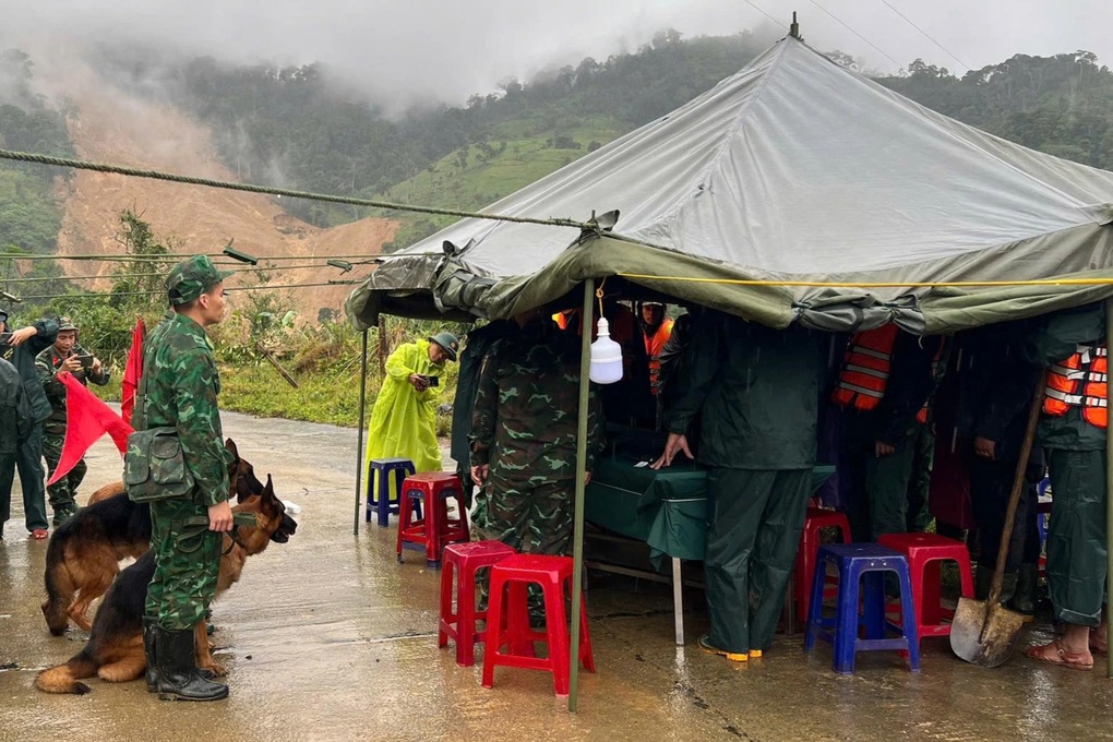 Vụ quả đồi đổ ập giữa trời nắng: Diễn biến xấu, tạm dừng tìm kiếm 3 người - 2 Vụ quả đồi đổ ập giữa trời nắng: Diễn biến xấu, tạm dừng tìm kiếm 3 người - 2