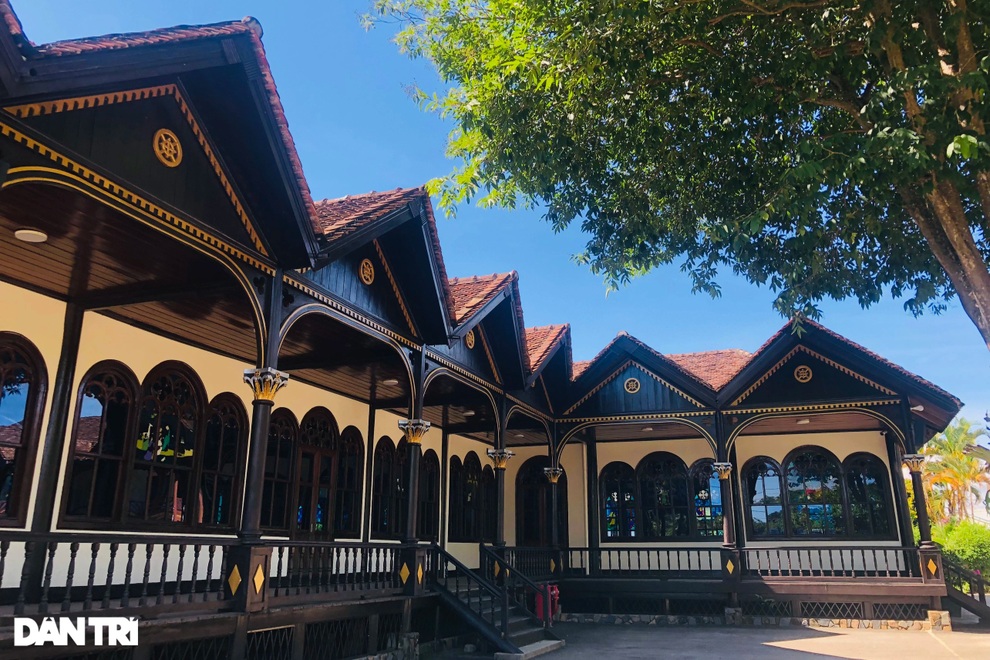 Cận cảnh ngôi nhà thờ gỗ hơn 100 năm tuổi giữa lòng thành phố Kon Tum - 4 Cận cảnh ngôi nhà thờ gỗ hơn 100 năm tuổi giữa lòng thành phố Kon Tum - 4
