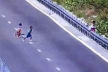 Ba thiếu niên chạy vào cao tốc chặn xe, ném đá “cho vui”