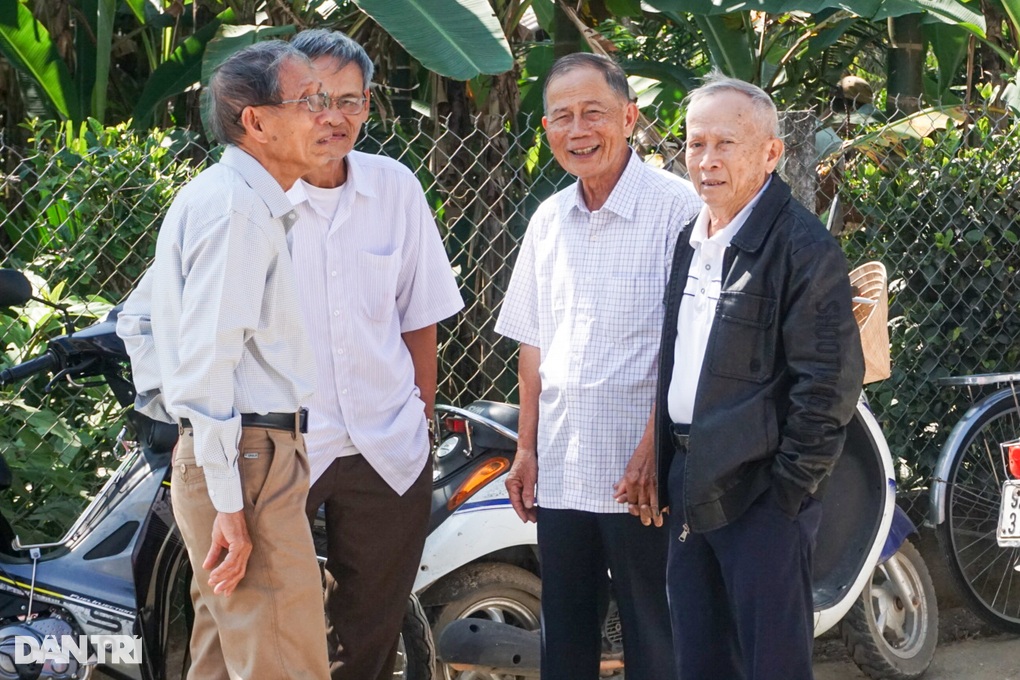 Cụ ông, cụ bà U80 hăng hái đi họp lớp đầu năm gây sốt mạng - 3 Cụ ông, cụ bà U80 hăng hái đi họp lớp đầu năm gây sốt mạng - 3