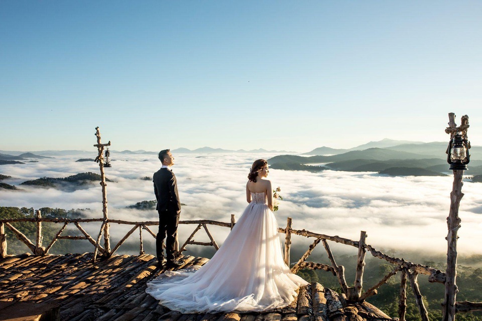 Bộ ảnh cưới lãng mạn “Hoàng hôn Đà Lạt” và ý tưởng có một không hai của anh thợ chụp ảnh - 4 Bộ ảnh cưới lãng mạn “Hoàng hôn Đà Lạt” và ý tưởng có một không hai của anh thợ chụp ảnh - 4