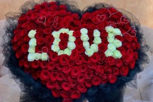 Ngày Valentine, phụ nữ thích nhận bó hoa 20 triệu đồng hay tiền mặt?