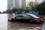 Cận cảnh nhiều xe sang Mercedes ngập sâu trong nước sau mưa lớn ở Hà Nội