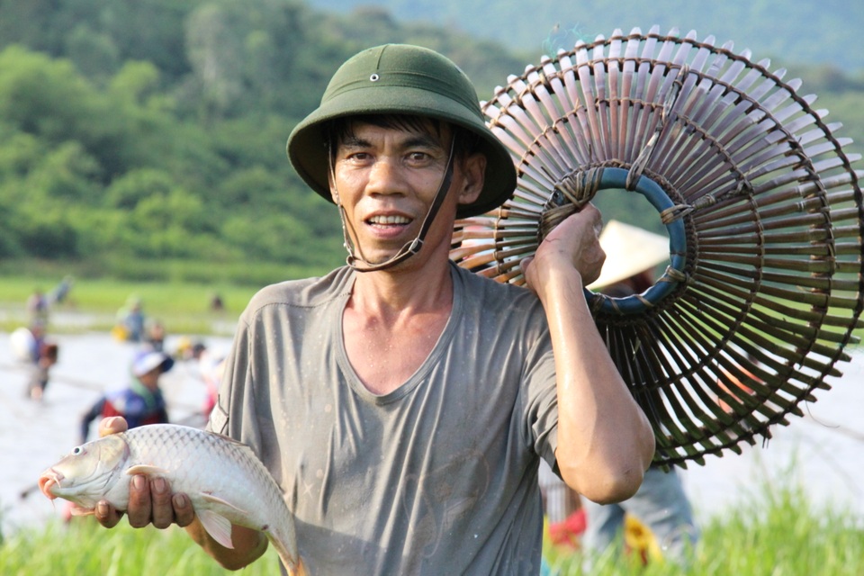 Hàng ngàn người dân đội nắng lội bùn tìm “vận may” - 15 Hàng ngàn người dân đội nắng lội bùn tìm “vận may” - 15