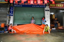 Muôn kiểu ứng phó mưa lớn, vượt ngập sâu của người Hà Nội