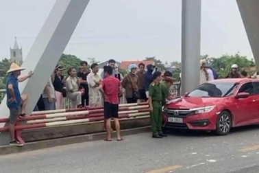 Công an truy tìm người để lại ô tô, nhảy xuống sông Hồng