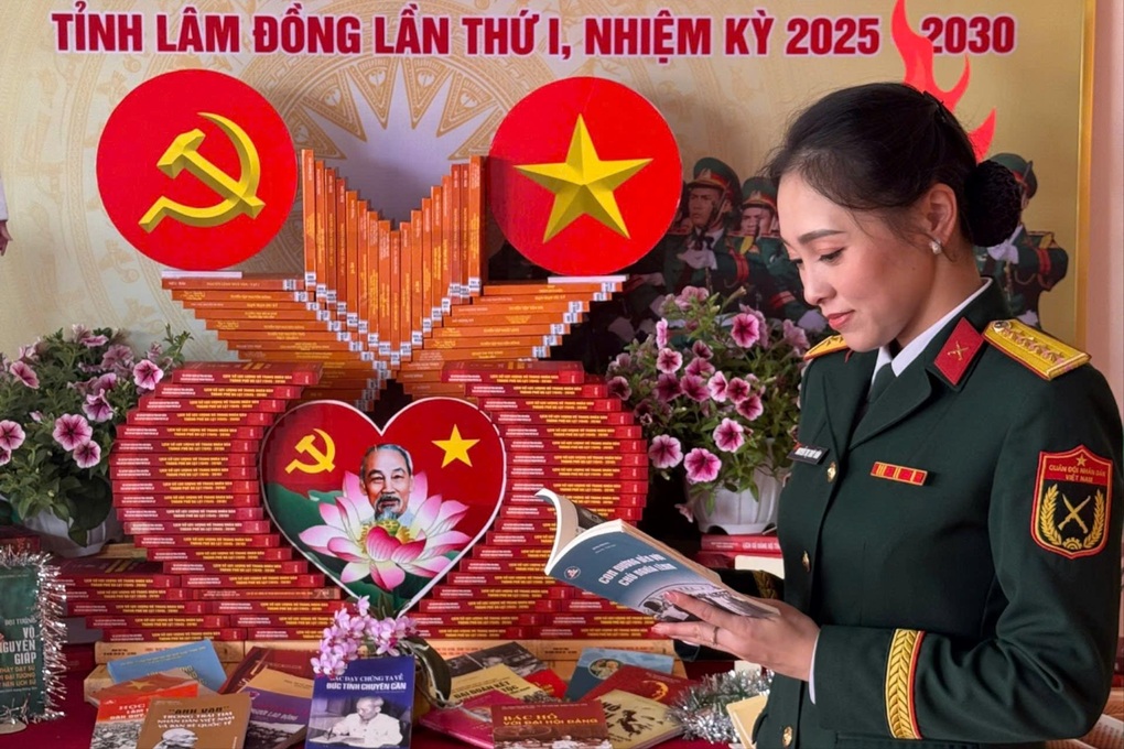 Nữ quân nhân học tập và làm theo Bác - 1 Nữ quân nhân học tập và làm theo Bác - 1