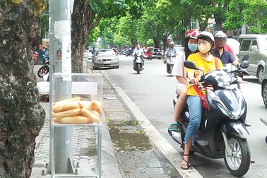 Ấm áp tình người ở Hà Nội: Bánh mì “miễn phí - mỗi người một ổ”