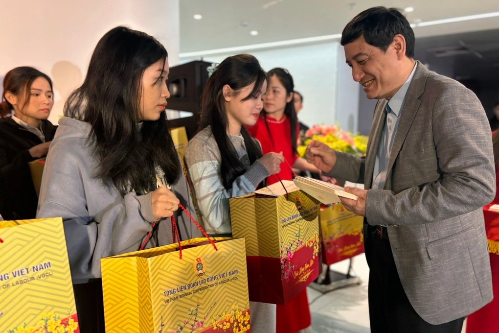 Chủ nhiệm Ủy ban Văn hóa, Giáo dục Quốc hội trao quà Tết cho công nhân - 1 Chủ nhiệm Ủy ban Văn hóa, Giáo dục Quốc hội trao quà Tết cho công nhân - 1