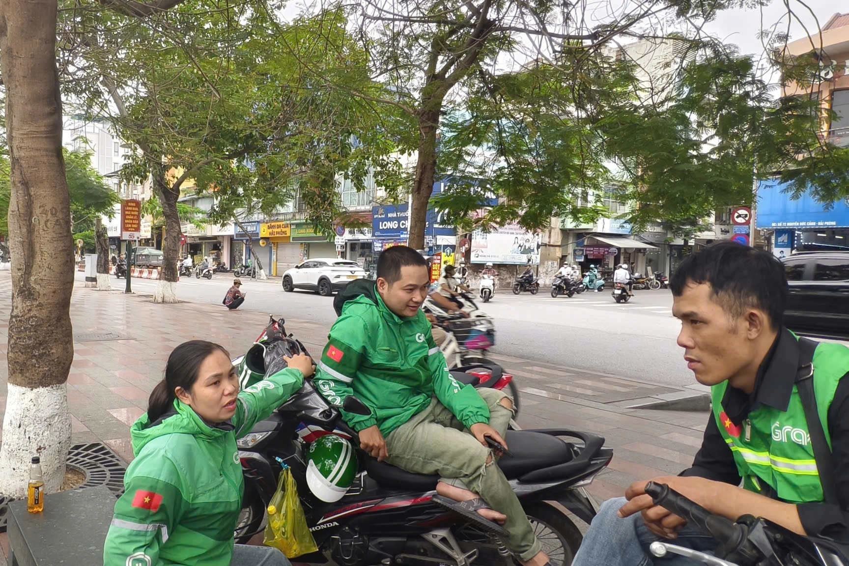 Ông bố trẻ bạc mặt chạy Grab kiếm 15 triệu/tháng, có cuốc chỉ đủ mua trà đá