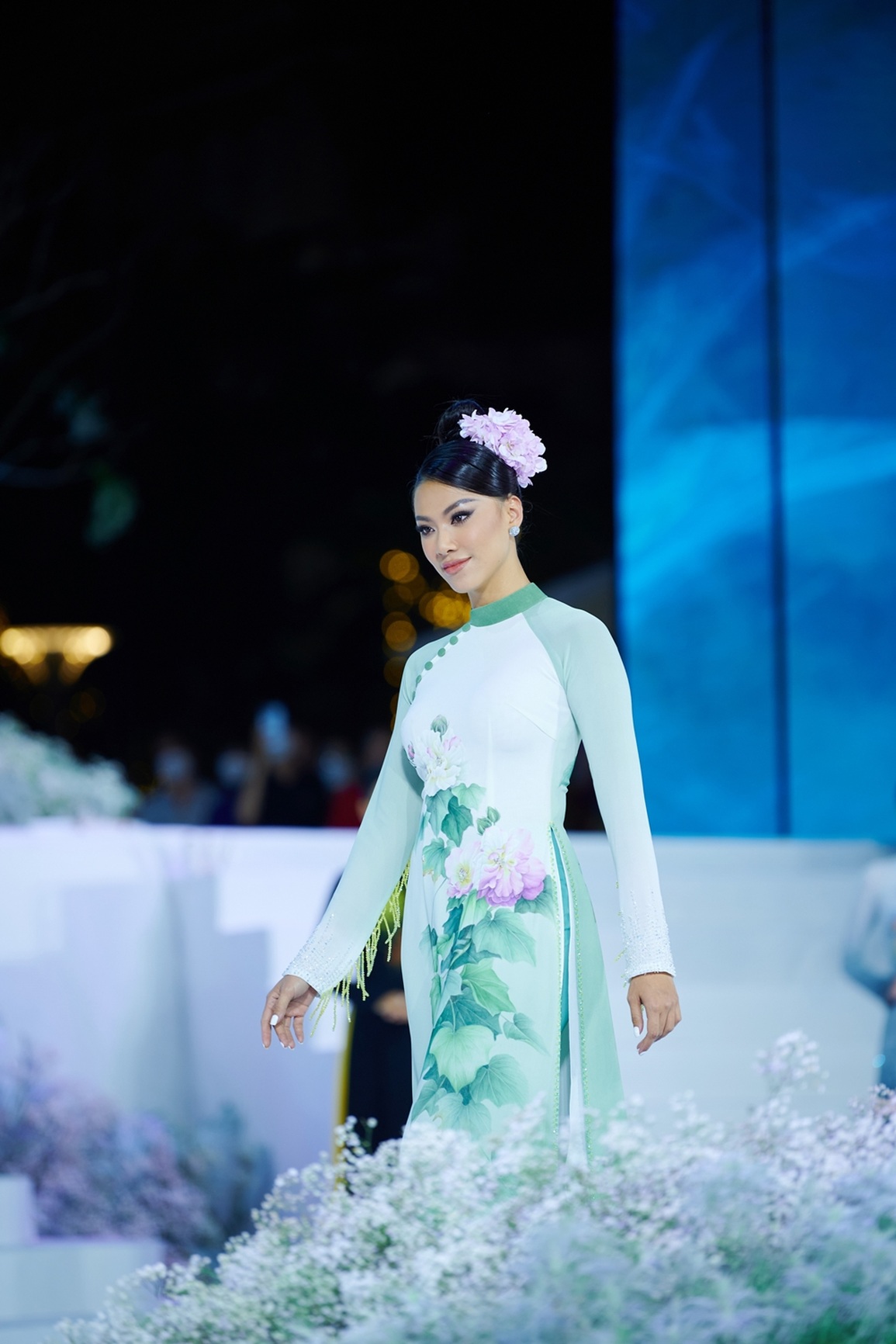Á hậu Kim Duyên khoe vẻ nữ tính trong tà áo dài - 3 Á hậu Kim Duyên khoe vẻ nữ tính trong tà áo dài - 3