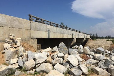 Cầu xây xong đã lâu vẫn không có... đường đấu nối